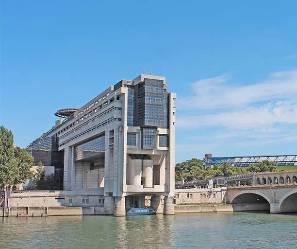 Achats publics : l’État fixe un cap plus simple, plus économe et plus souverain 