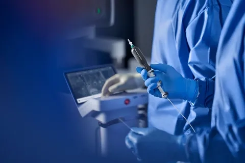 Biopsie de la lésion avec l’aiguille Flexision intégrée au cathéter Biopsie de la lésion avec l’aiguille Flexision intégrée au cathéter